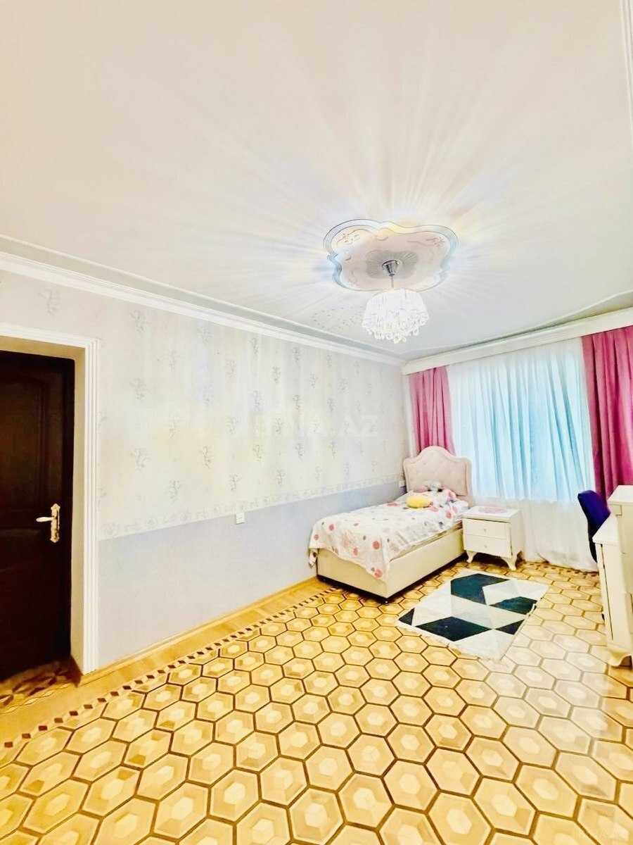 4 otaqlı Köhnə tikili, Elmlər Akademiyası m., Bakı
