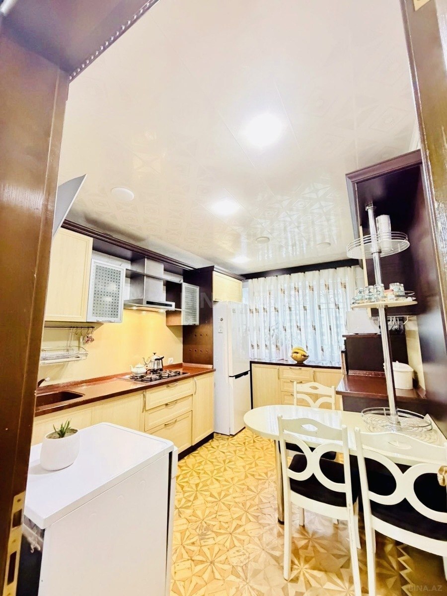 4 otaqlı Köhnə tikili, Elmlər Akademiyası m., Bakı