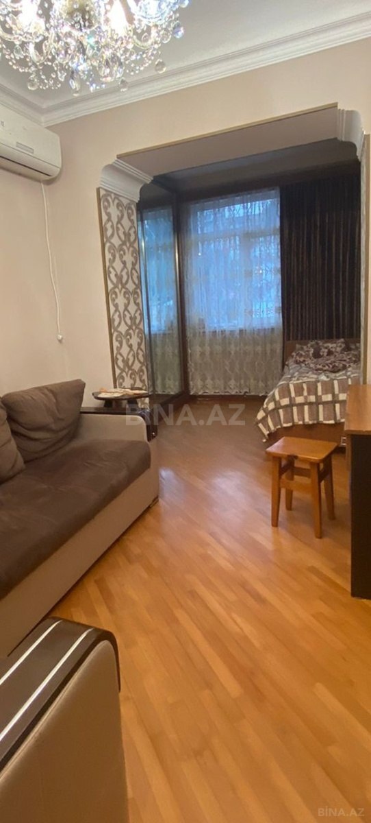3 otaqlı Köhnə tikili, Nizami m., Bakı
