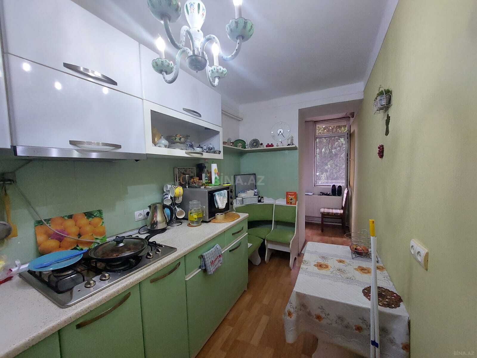 3 otaqlı Köhnə tikili, Memar Əcəmi m., Bakı