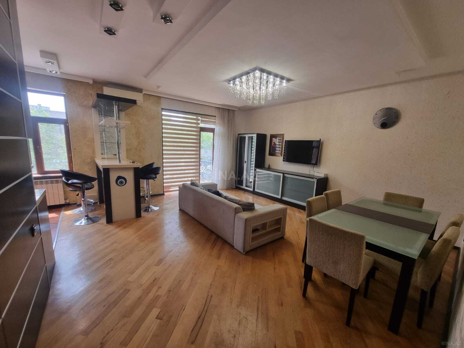3 otaqlı Köhnə tikili, Şah İsmayıl Xətai m., Bakı