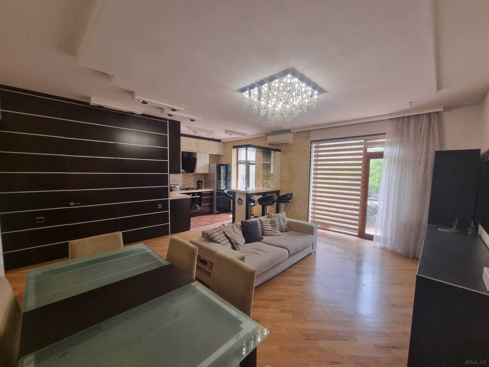 3 otaqlı Köhnə tikili, Şah İsmayıl Xətai m., Bakı