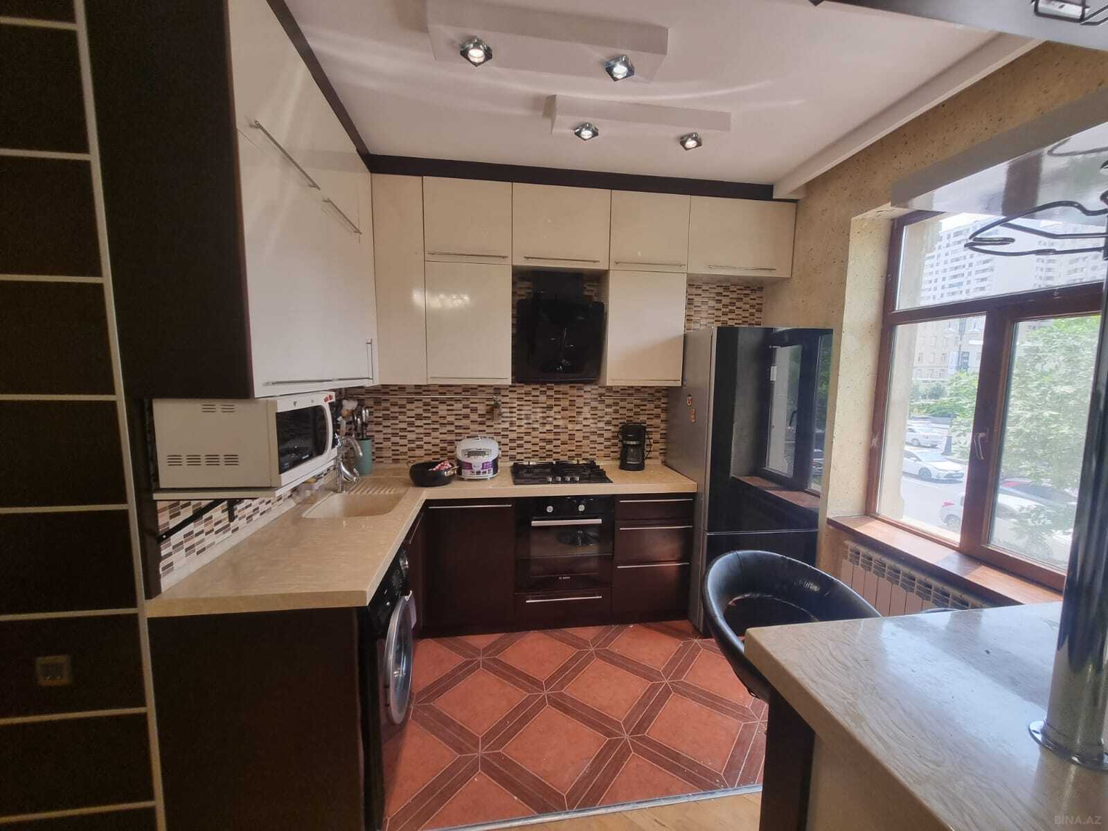 3 otaqlı Köhnə tikili, Şah İsmayıl Xətai m., Bakı