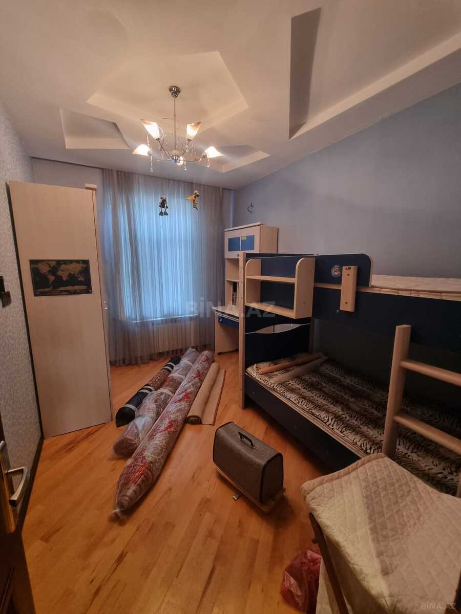 3 otaqlı Köhnə tikili, Şah İsmayıl Xətai m., Bakı