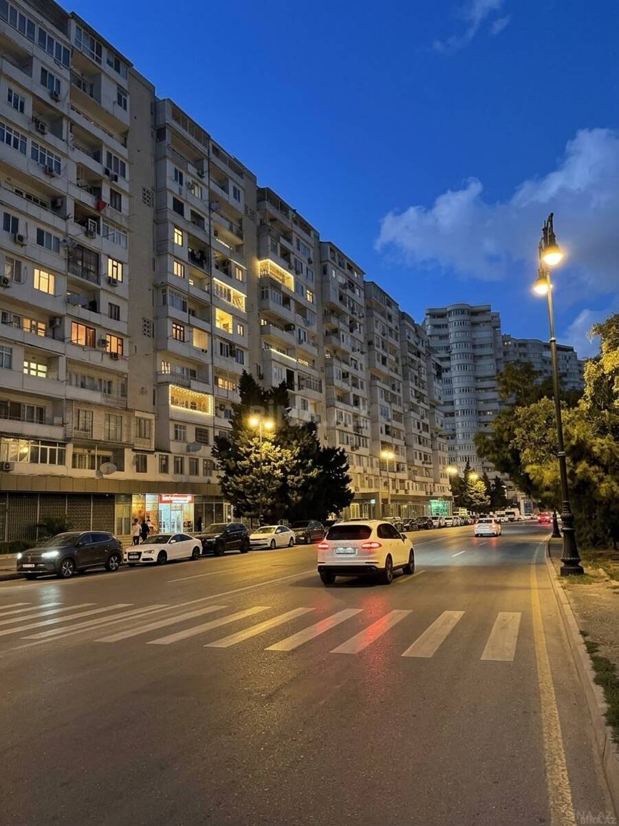 4 otaqlı Köhnə tikili, Elmlər Akademiyası m., Bakı