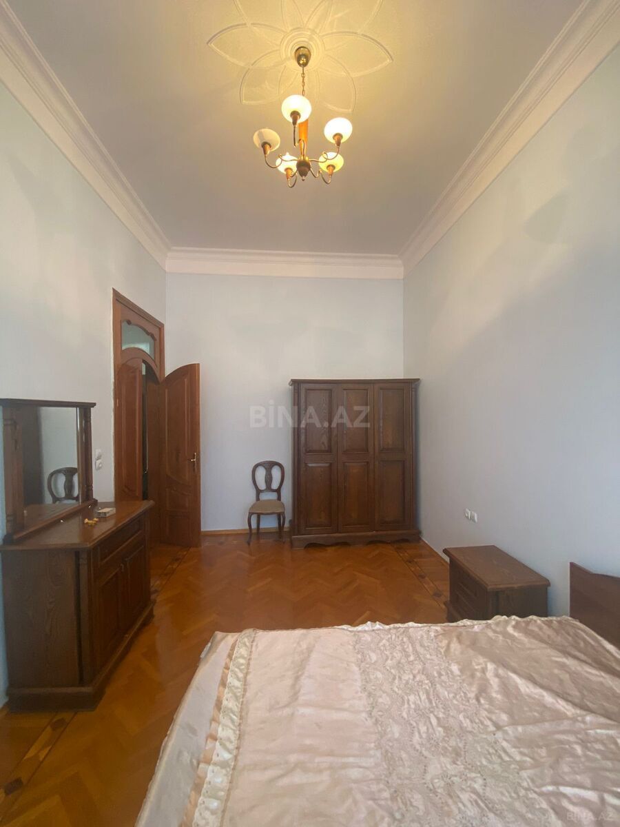4 otaqlı Köhnə tikili, Nizami m., Bakı
