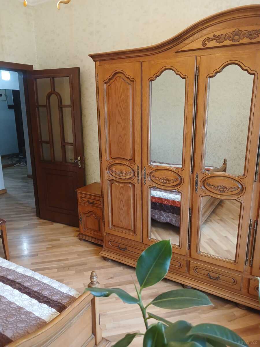 3 otaqlı Köhnə tikili, Şah İsmayıl Xətai m., Bakı