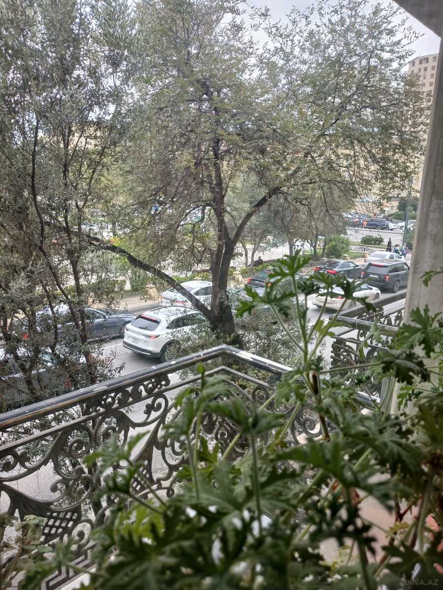 3 otaqlı Köhnə tikili, Şah İsmayıl Xətai m., Bakı