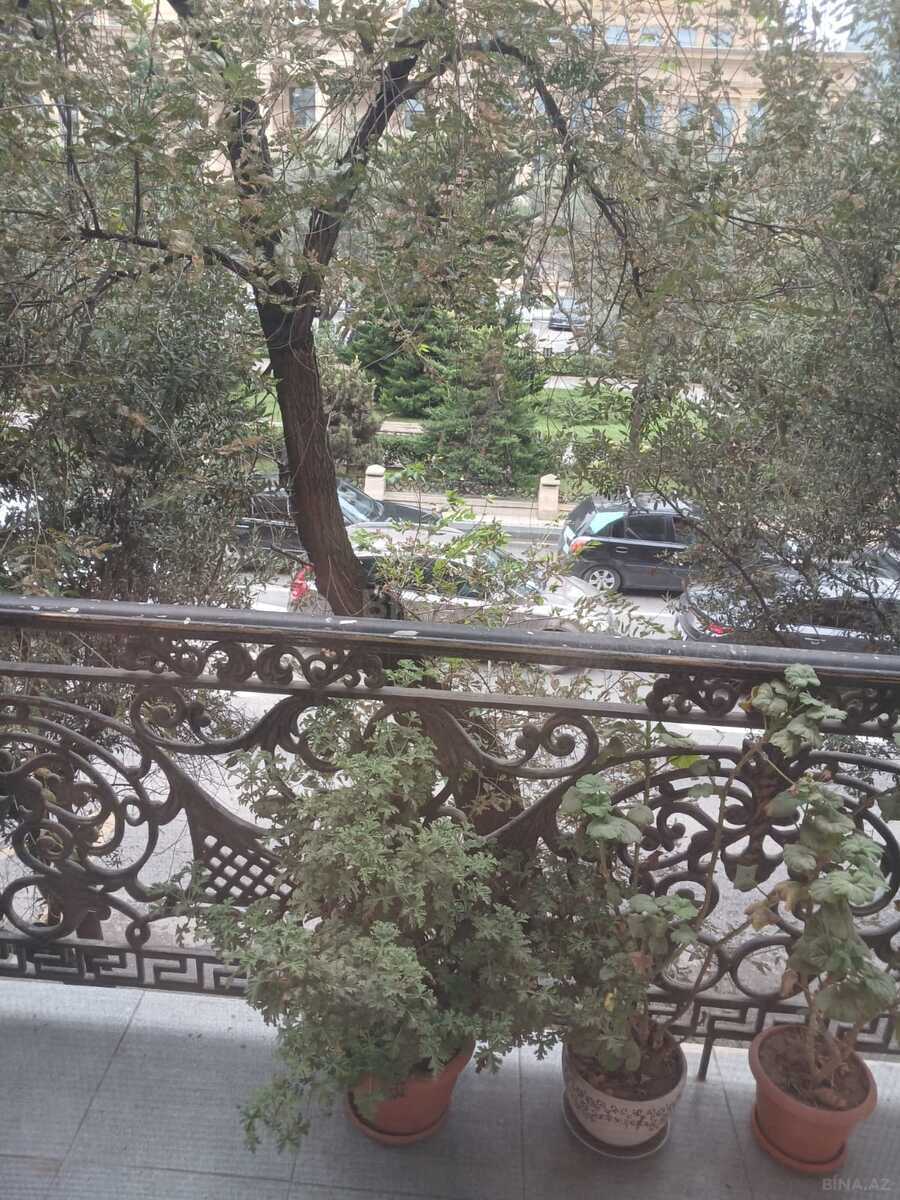 3 otaqlı Köhnə tikili, Şah İsmayıl Xətai m., Bakı