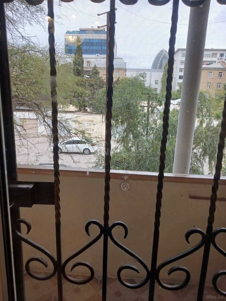 3 otaqlı Köhnə tikili, Şah İsmayıl Xətai m., Bakı