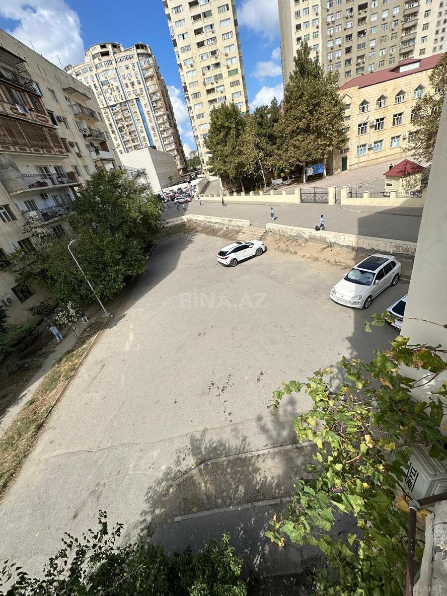 3 otaqlı Köhnə tikili, Şah İsmayıl Xətai m., Bakı