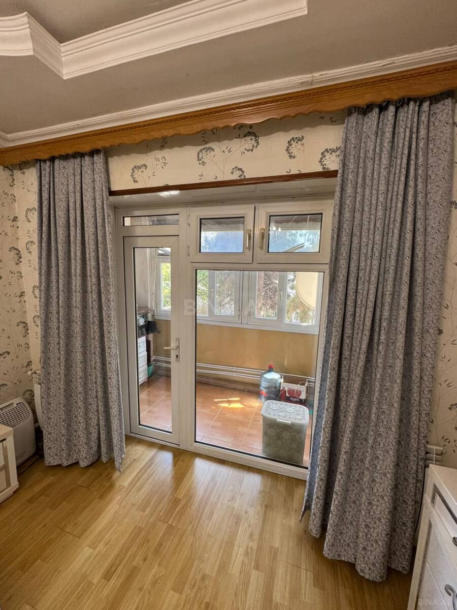 3 otaqlı Köhnə tikili, Neftçilər m., Bakı