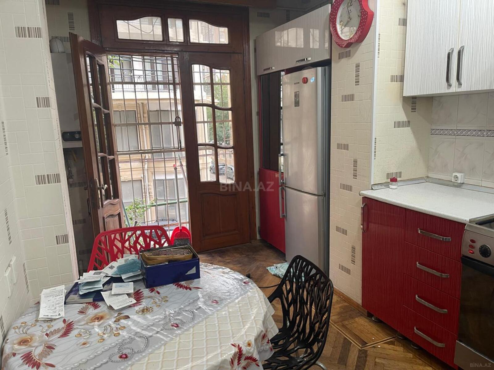 4 otaqlı Köhnə tikili, 28 May m., Bakı