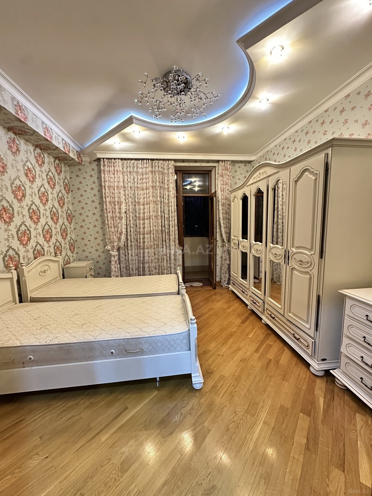4 otaqlı Yeni tikili, Memar Əcəmi m., Bakı