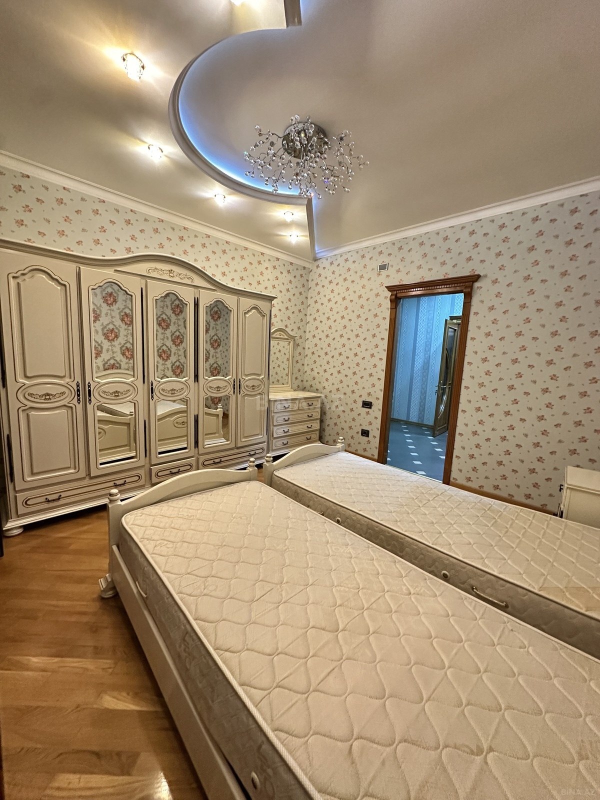4 otaqlı Yeni tikili, Memar Əcəmi m., Bakı
