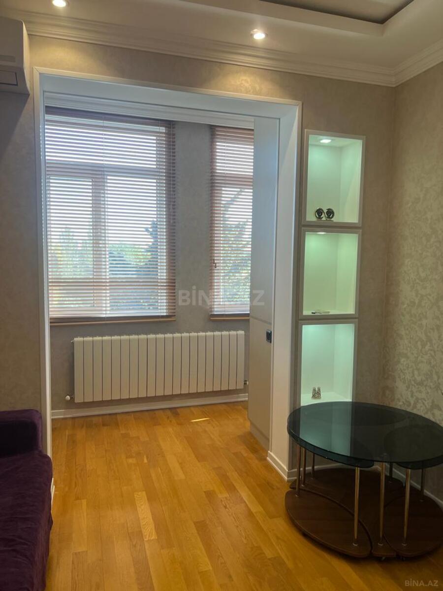 3 otaqlı Köhnə tikili, Memar Əcəmi m., Bakı