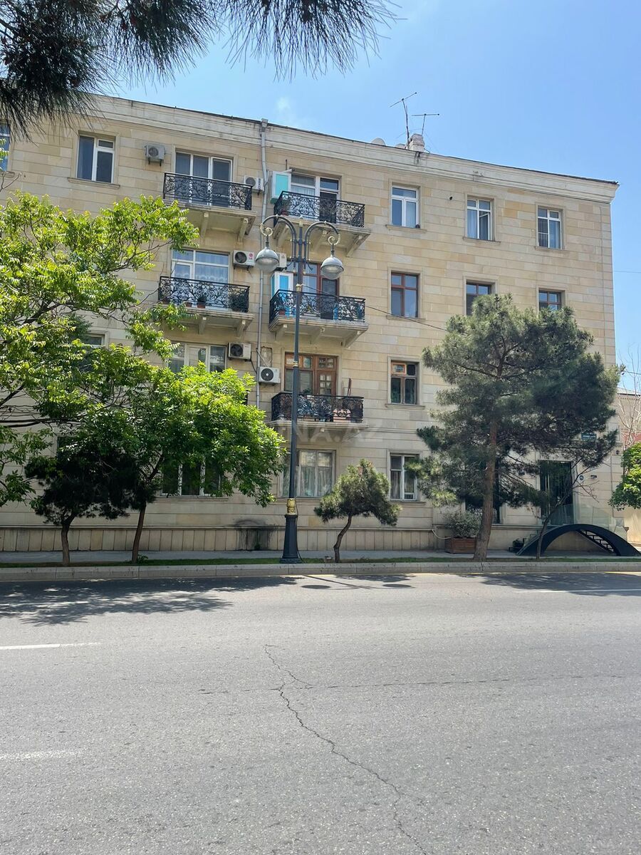 3 otaqlı Köhnə tikili, Şah İsmayıl Xətai m., Bakı