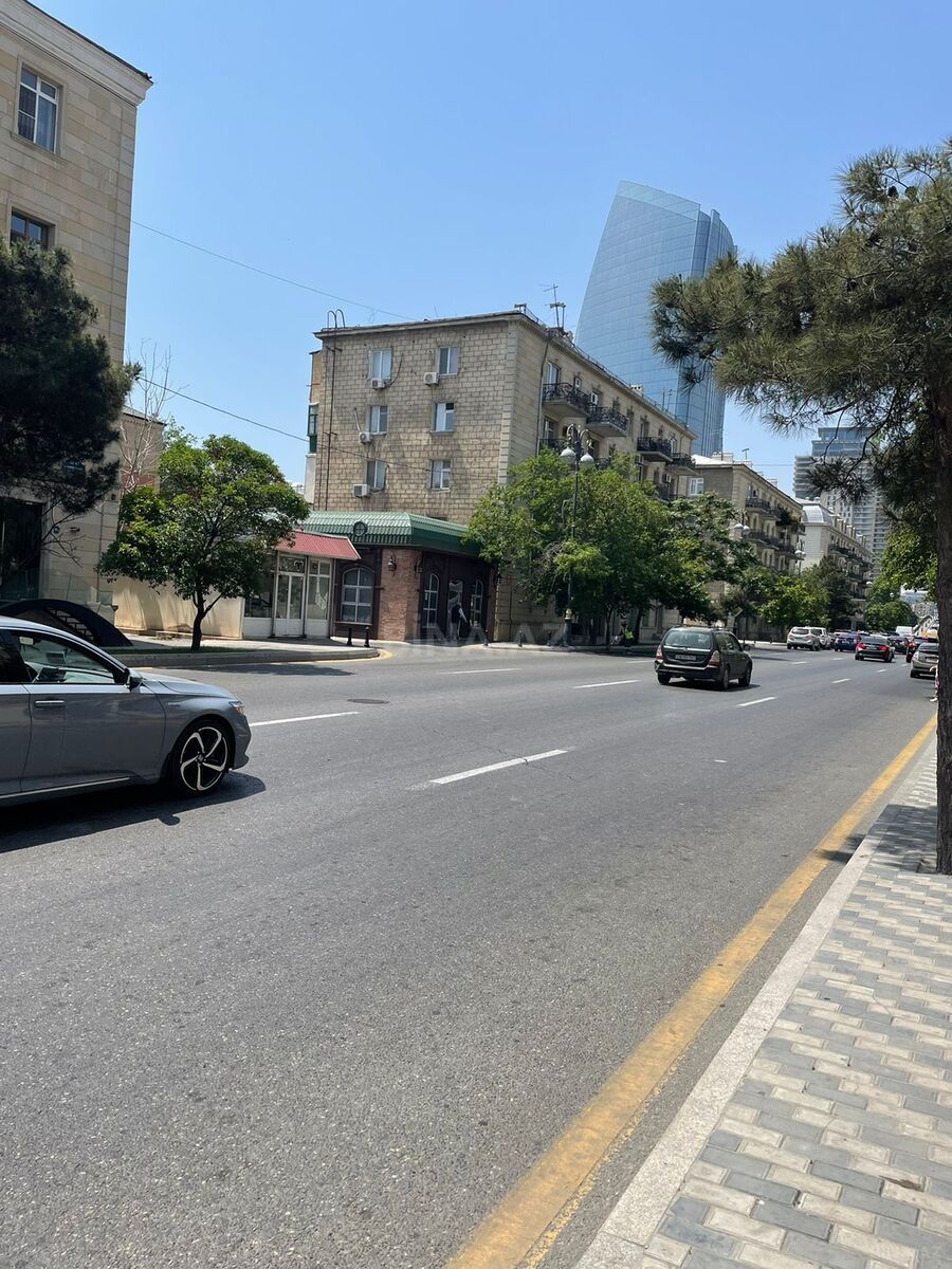 3 otaqlı Köhnə tikili, Şah İsmayıl Xətai m., Bakı