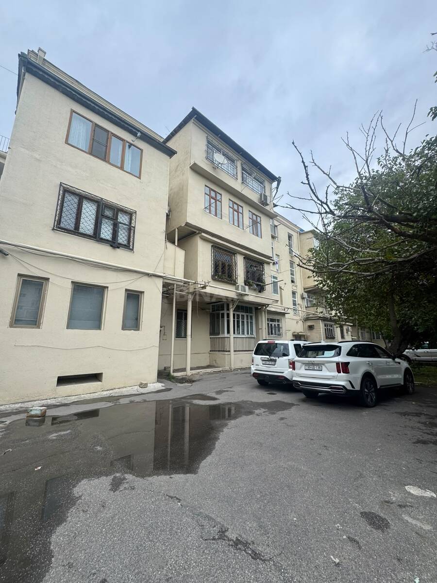 3 otaqlı Köhnə tikili, Şah İsmayıl Xətai m., Bakı