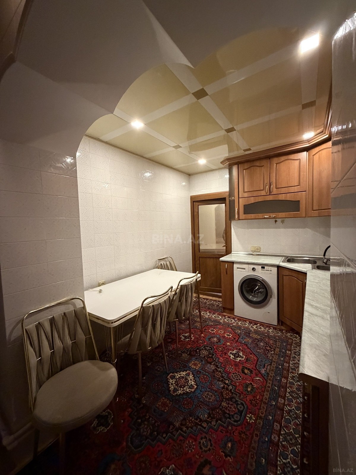 3 otaqlı Köhnə tikili, Xalqlar Dostluğu m., Bakı