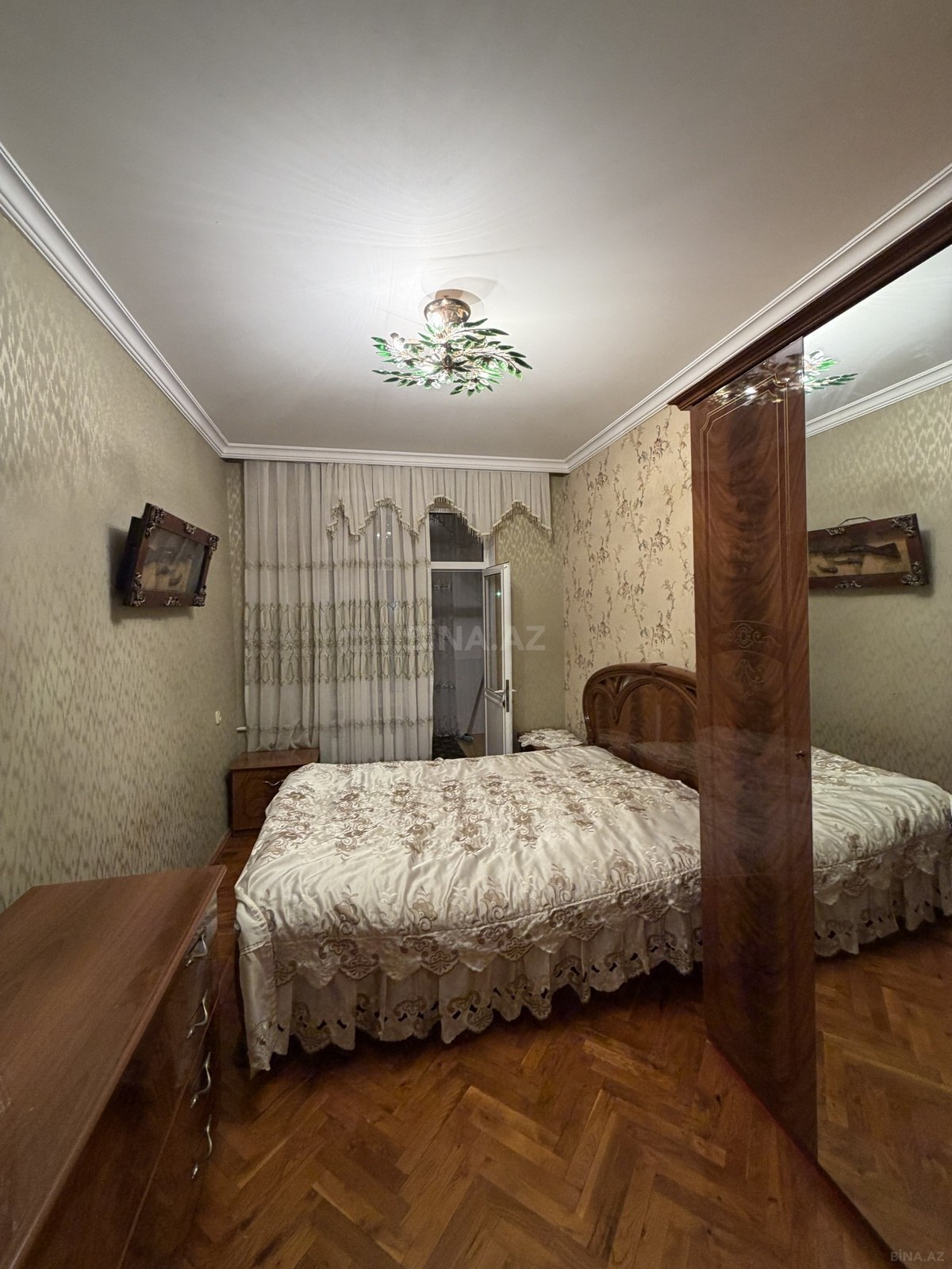 3 otaqlı Köhnə tikili, Xalqlar Dostluğu m., Bakı