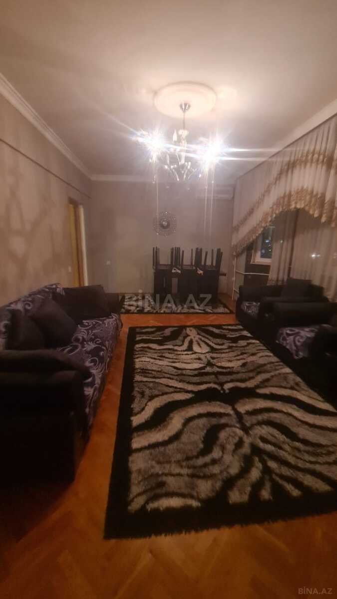 3 otaqlı Köhnə tikili, Şah İsmayıl Xətai m., Bakı