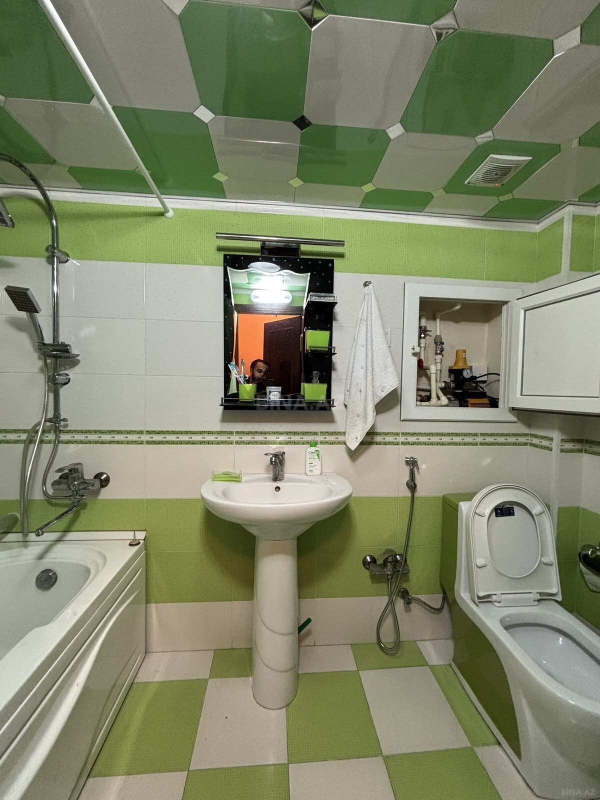 3 otaqlı Köhnə tikili, Neftçilər m., Bakı