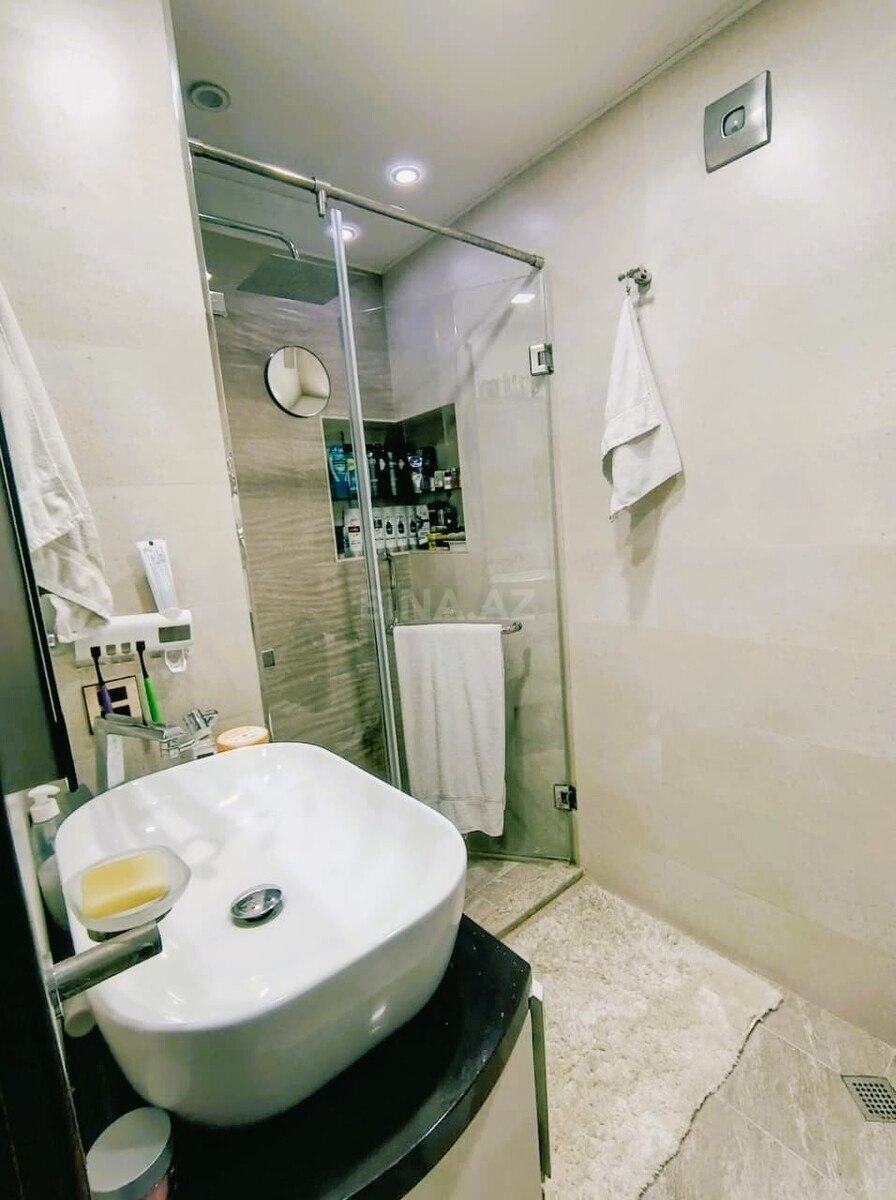 3 otaqlı Köhnə tikili, Şah İsmayıl Xətai m., Bakı