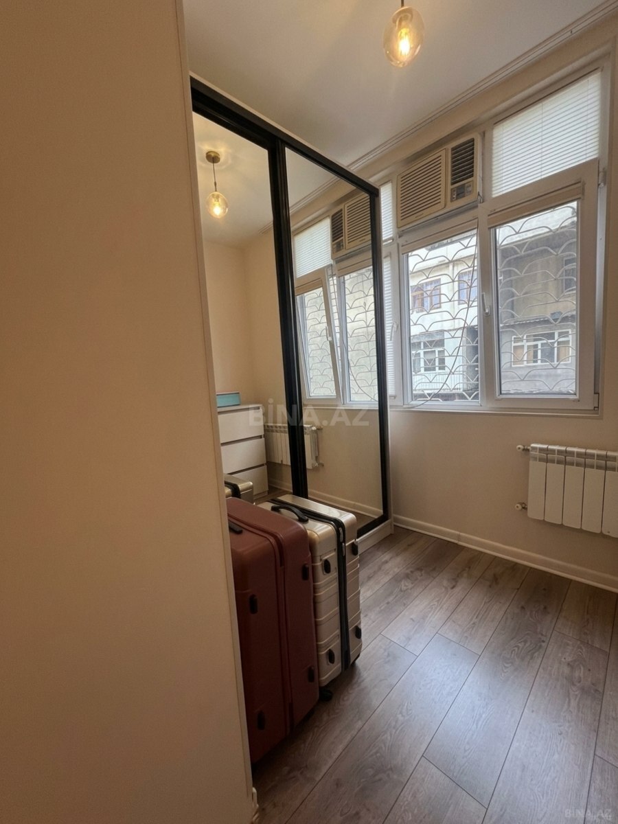 2 otaqlı Köhnə tikili, Elmlər Akademiyası m., Bakı
