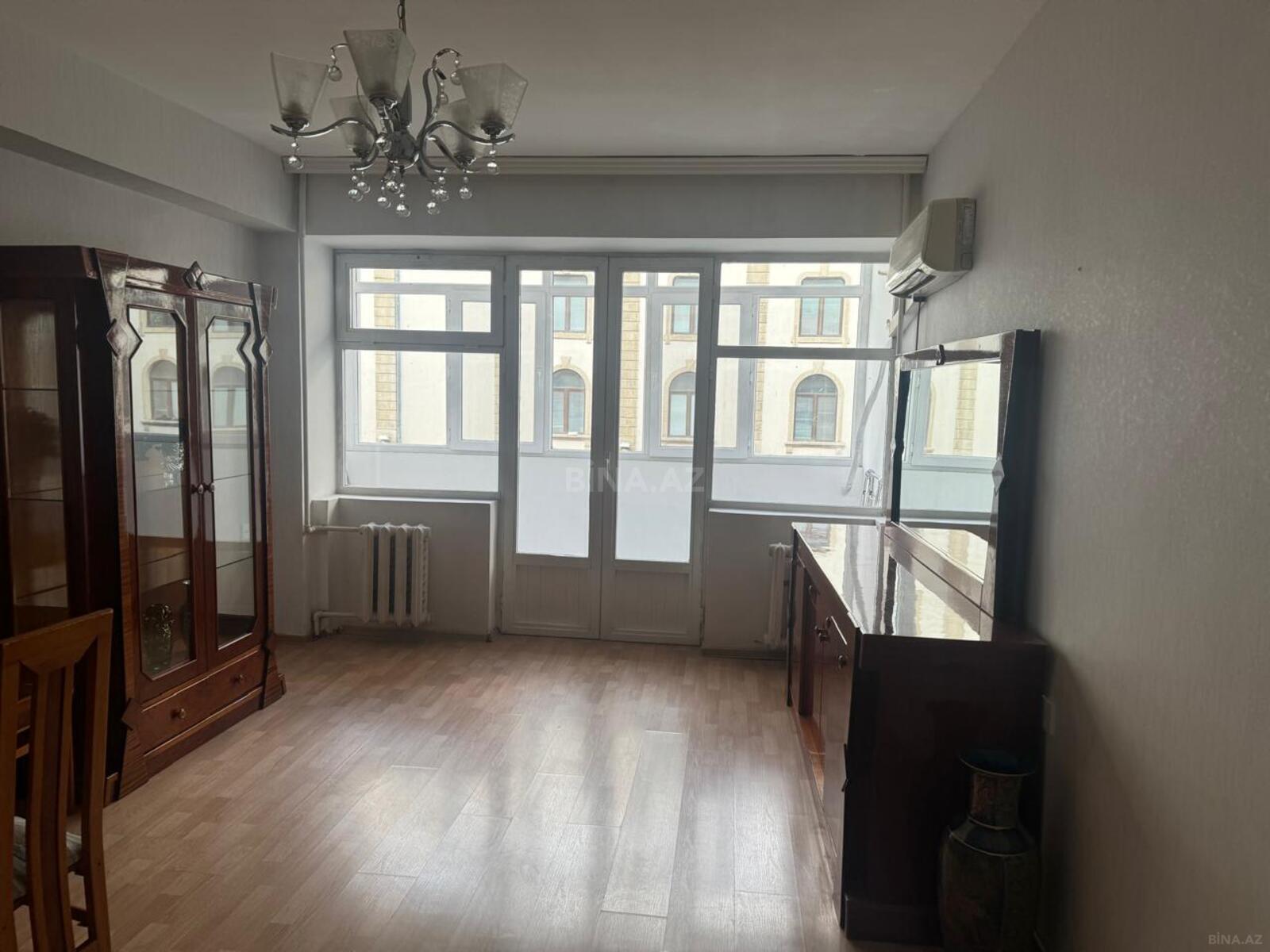 4 otaqlı Köhnə tikili, 28 May m., Bakı