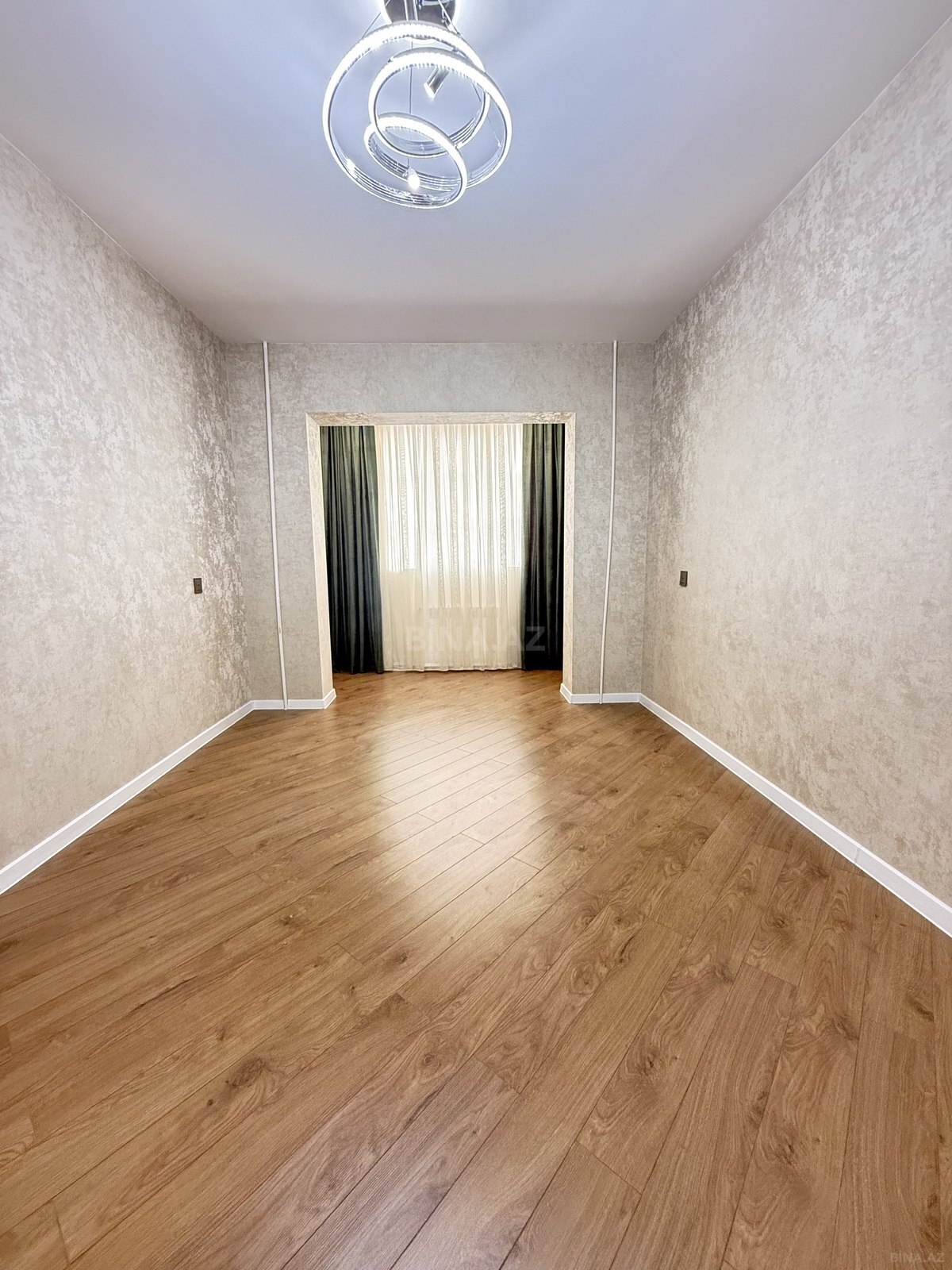 3 otaqlı Köhnə tikili, Koroğlu m., Bakı