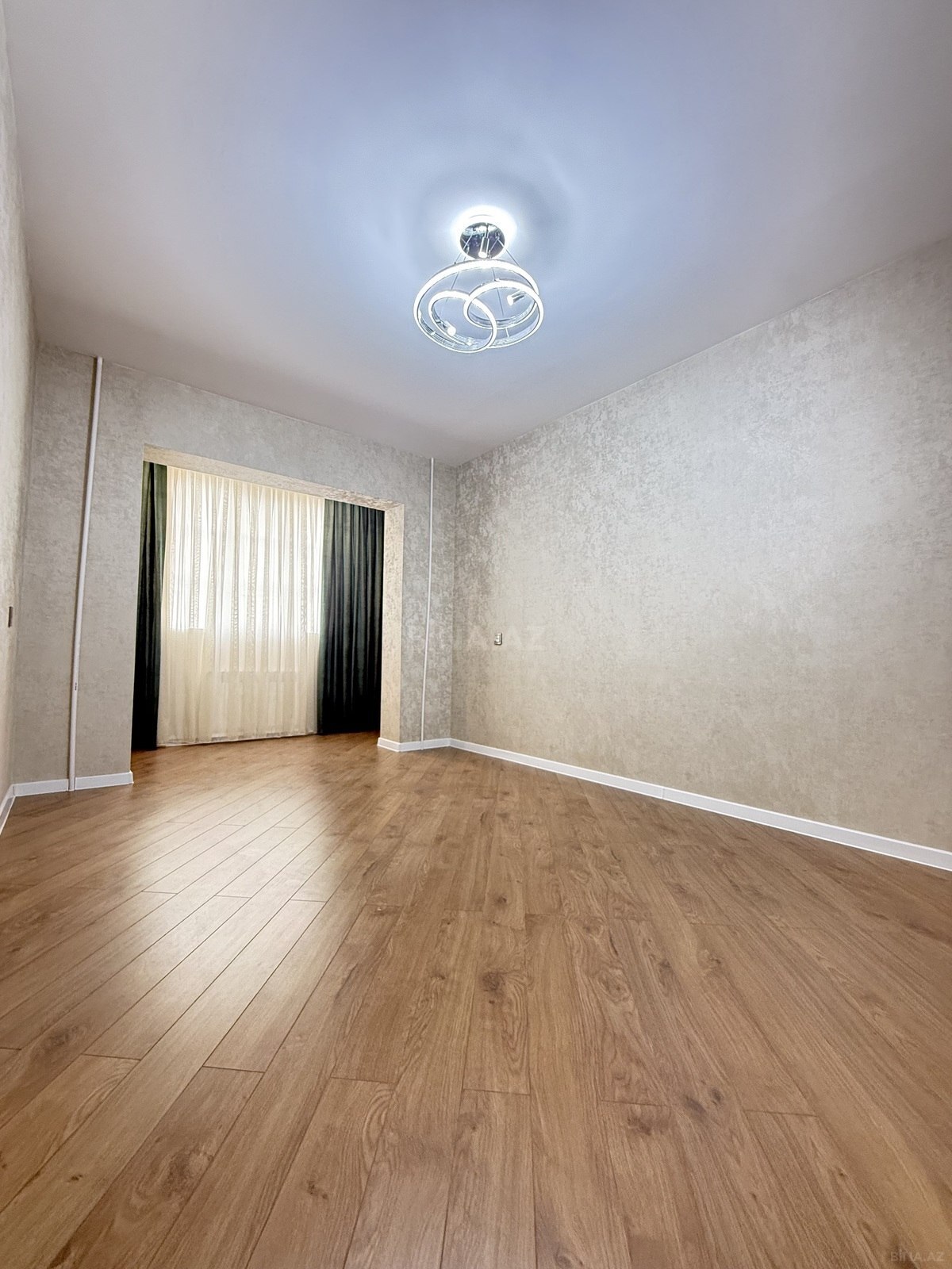 3 otaqlı Köhnə tikili, Koroğlu m., Bakı