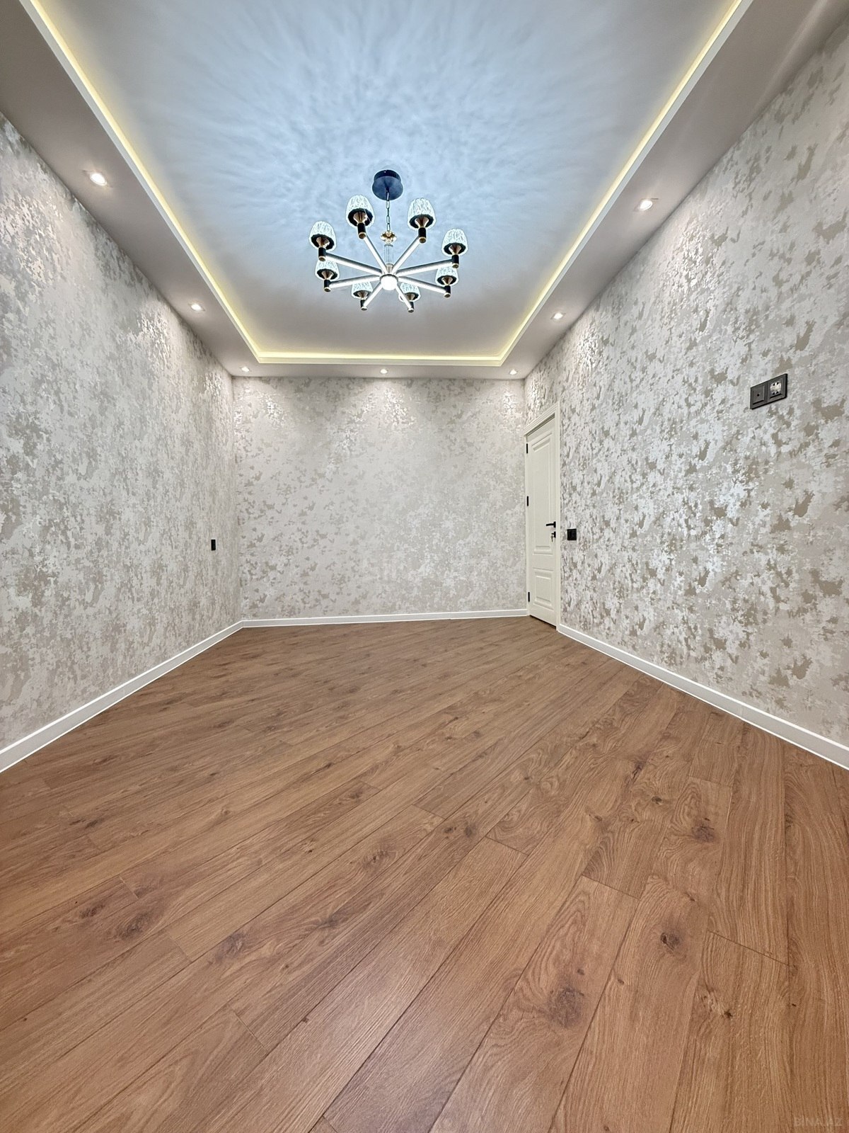 3 otaqlı Köhnə tikili, Koroğlu m., Bakı