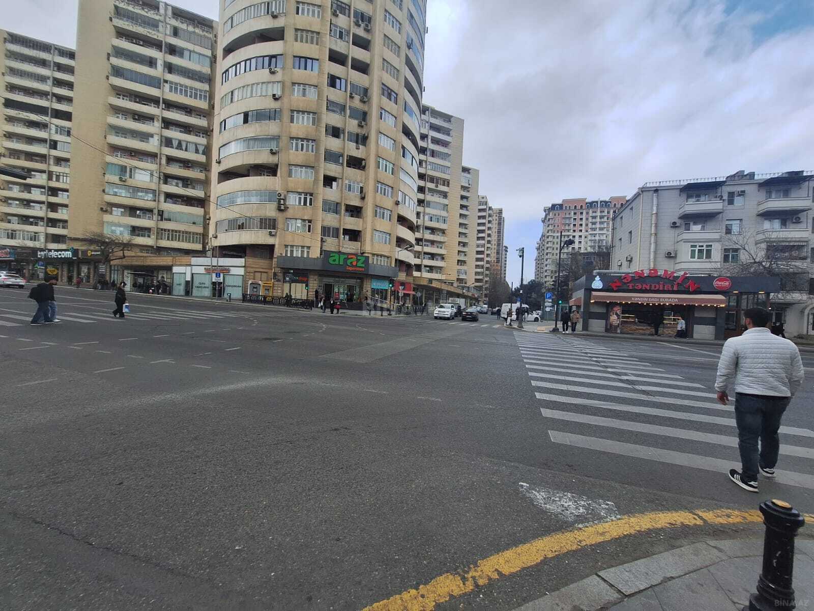 3 otaqlı Köhnə tikili, Elmlər Akademiyası m., Bakı
