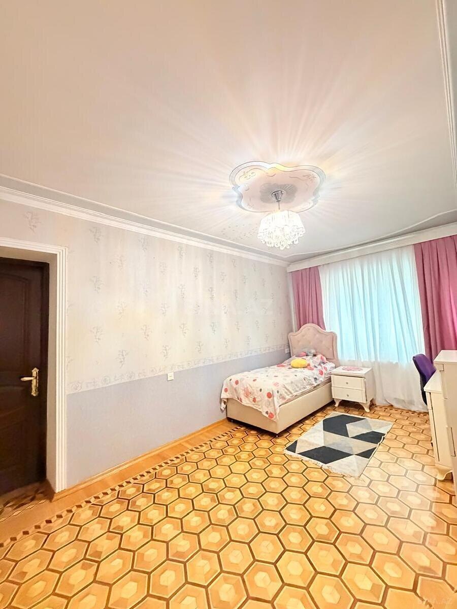 4 otaqlı Köhnə tikili, Elmlər Akademiyası m., Bakı