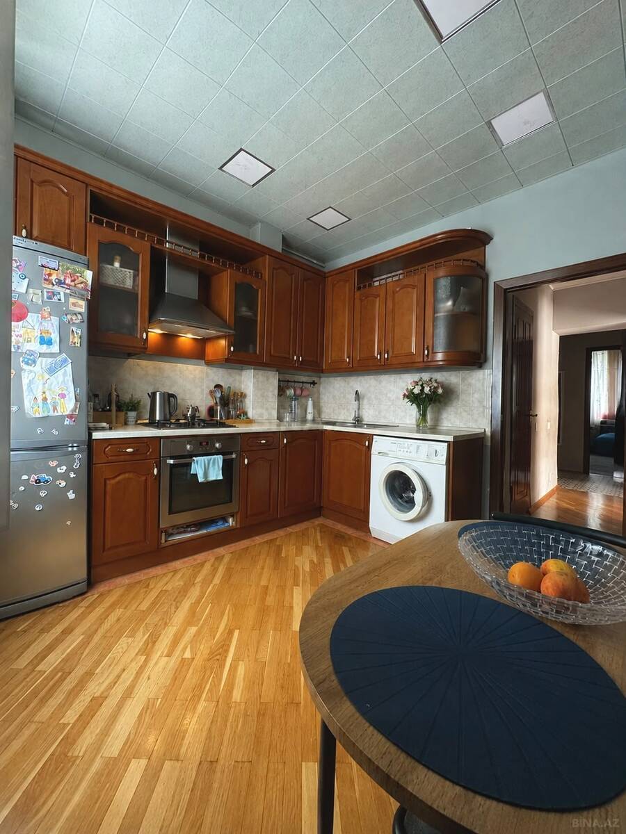 3 otaqlı Köhnə tikili, Elmlər Akademiyası m., Bakı