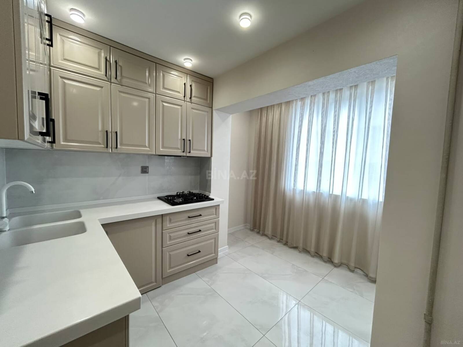 3 otaqlı Köhnə tikili, Koroğlu m., Bakı