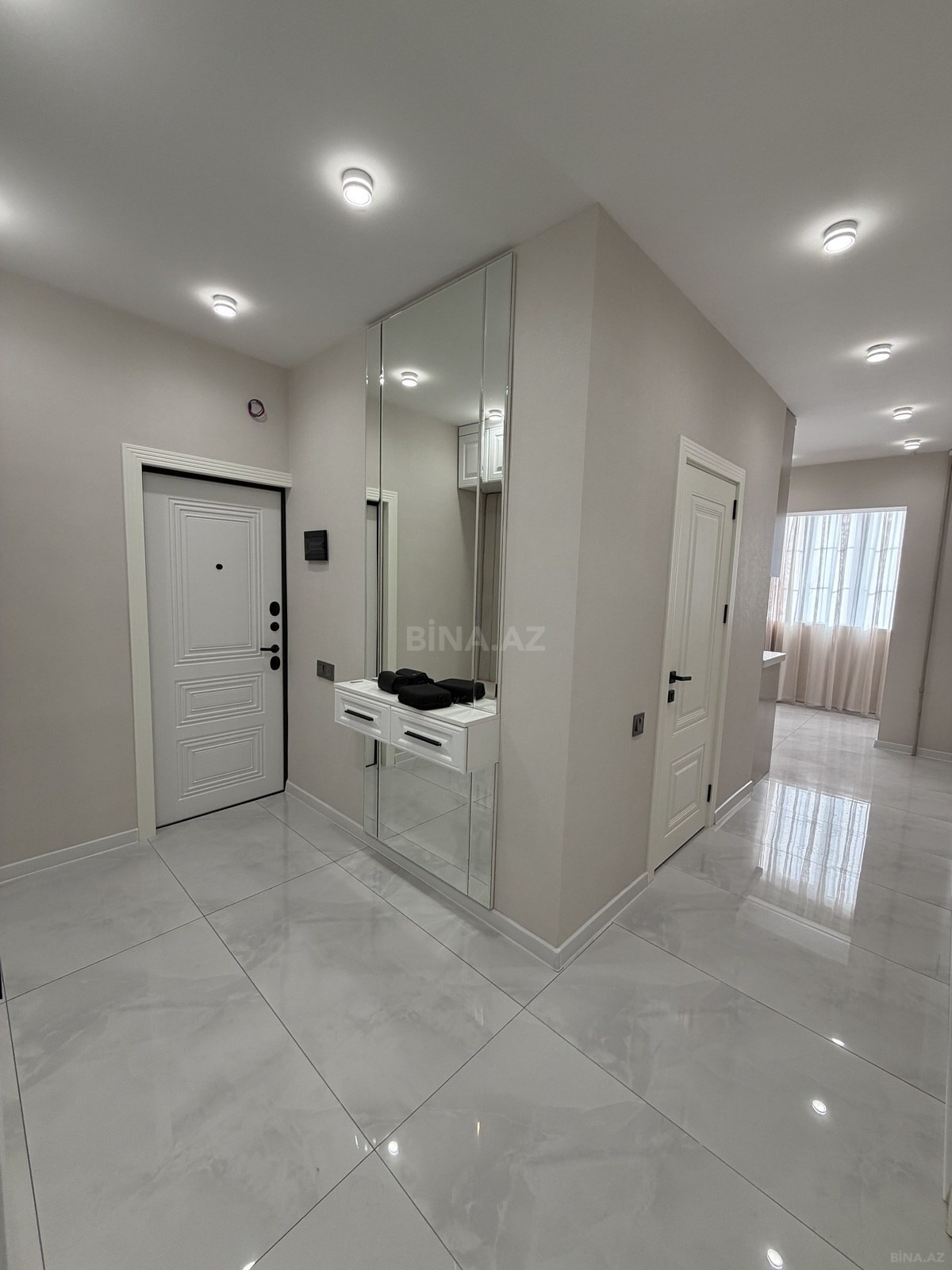 3 otaqlı Köhnə tikili, Koroğlu m., Bakı