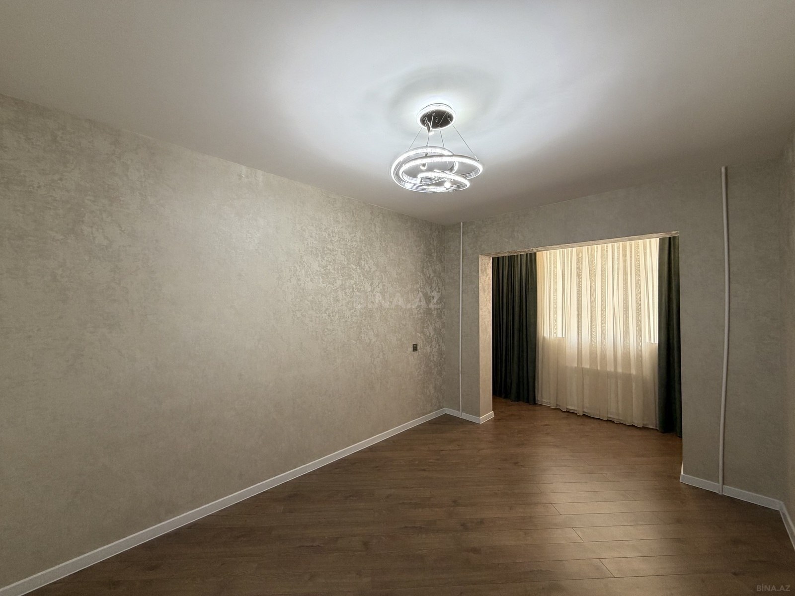 3 otaqlı Köhnə tikili, Koroğlu m., Bakı