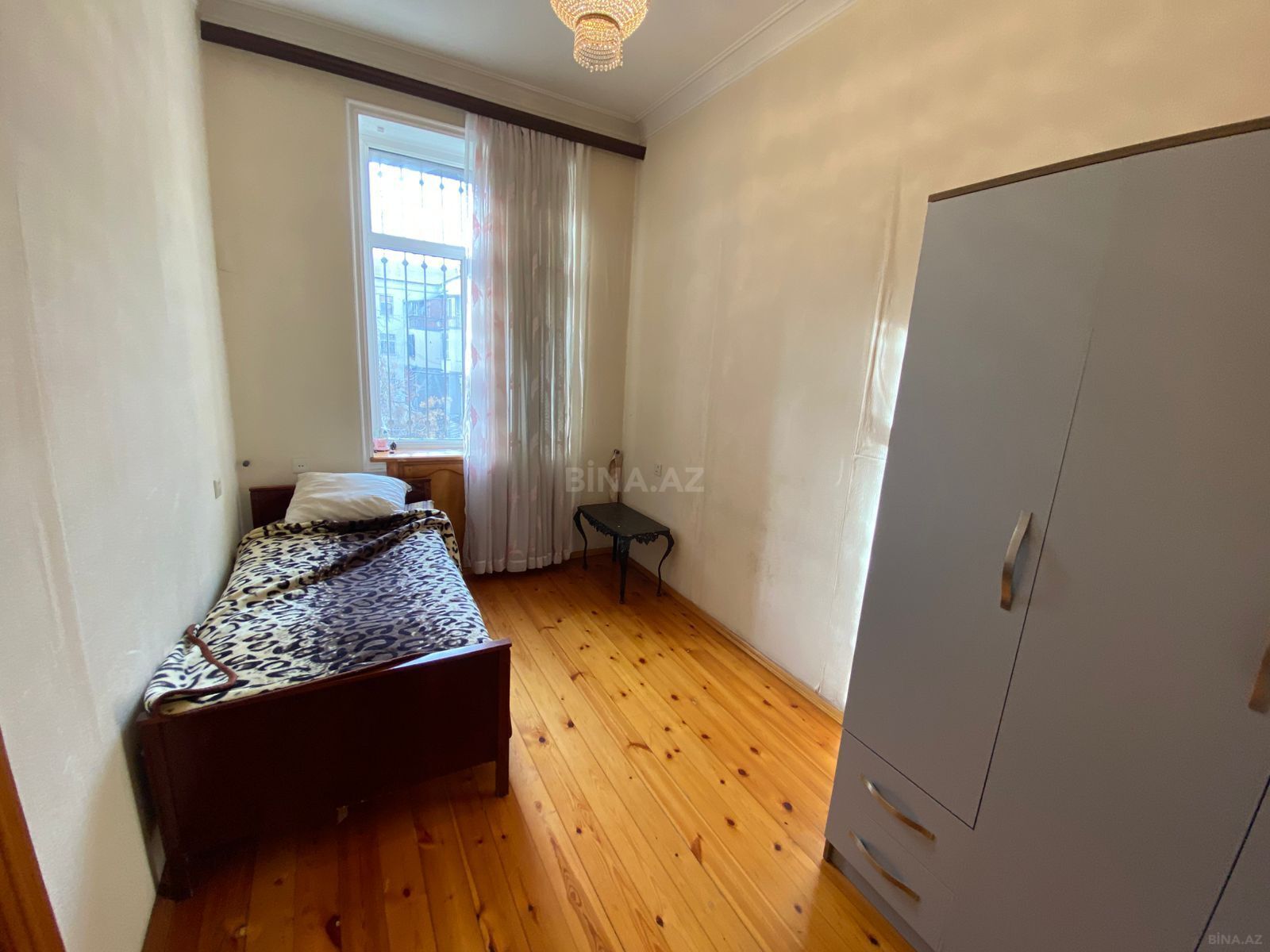 3 otaqlı Köhnə tikili, Qara Qarayev m., Bakı