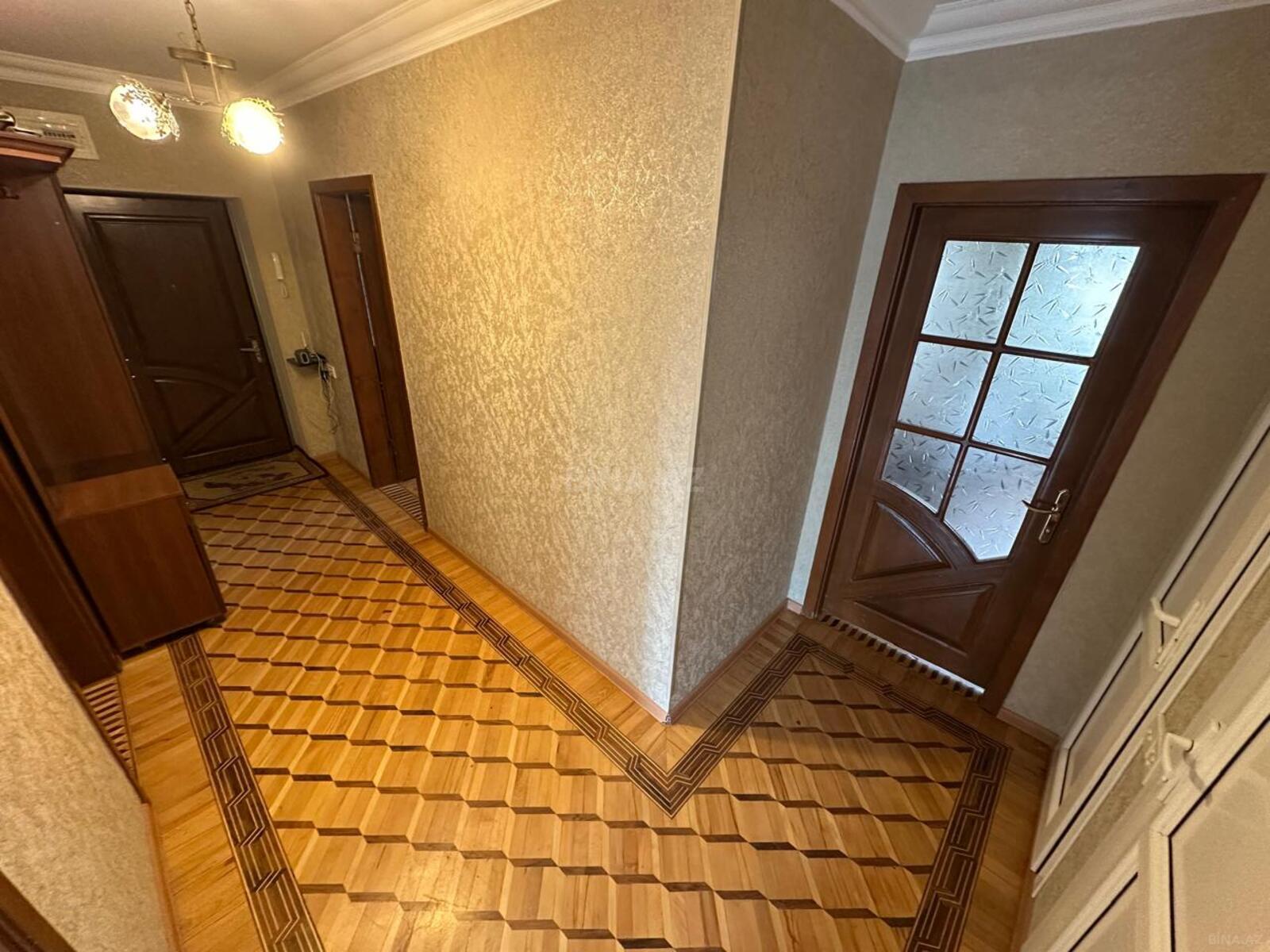 3 otaqlı Köhnə tikili, Şah İsmayıl Xətai m., Bakı