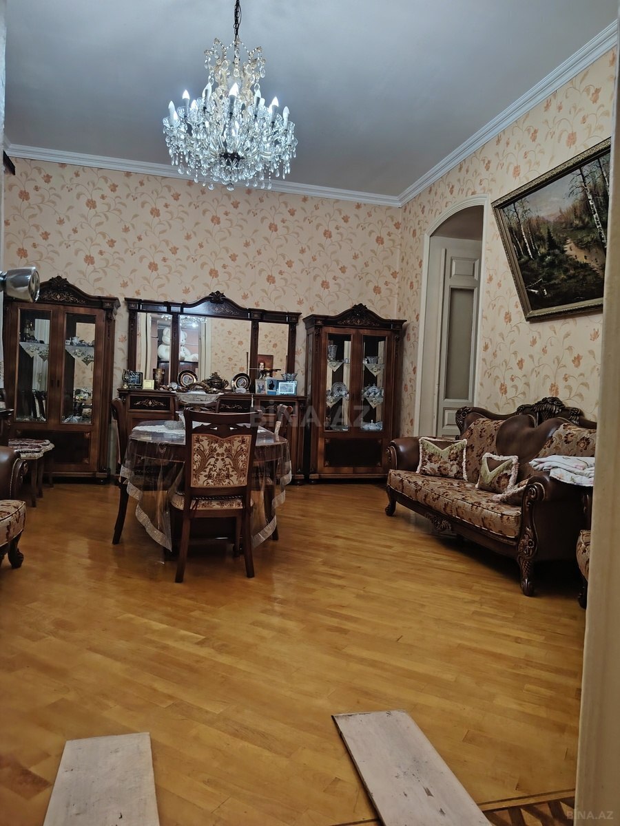 3 otaqlı Köhnə tikili, Nizami m., Bakı