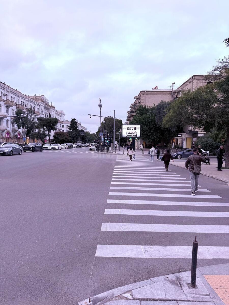3 otaqlı Köhnə tikili, Elmlər Akademiyası m., Bakı