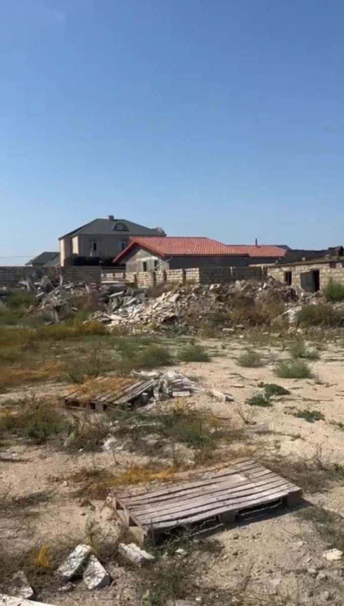 Torpaq Pirşağı q., Bakı