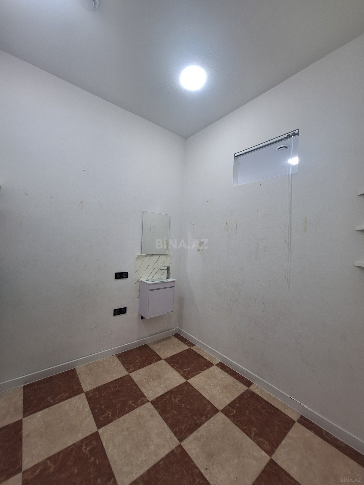 4 otaqlı Köhnə tikili, İnşaatçılar m., Bakı