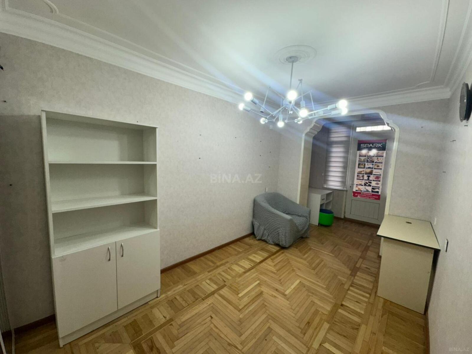5 otaqlı Köhnə tikili, Qara Qarayev m., Bakı
