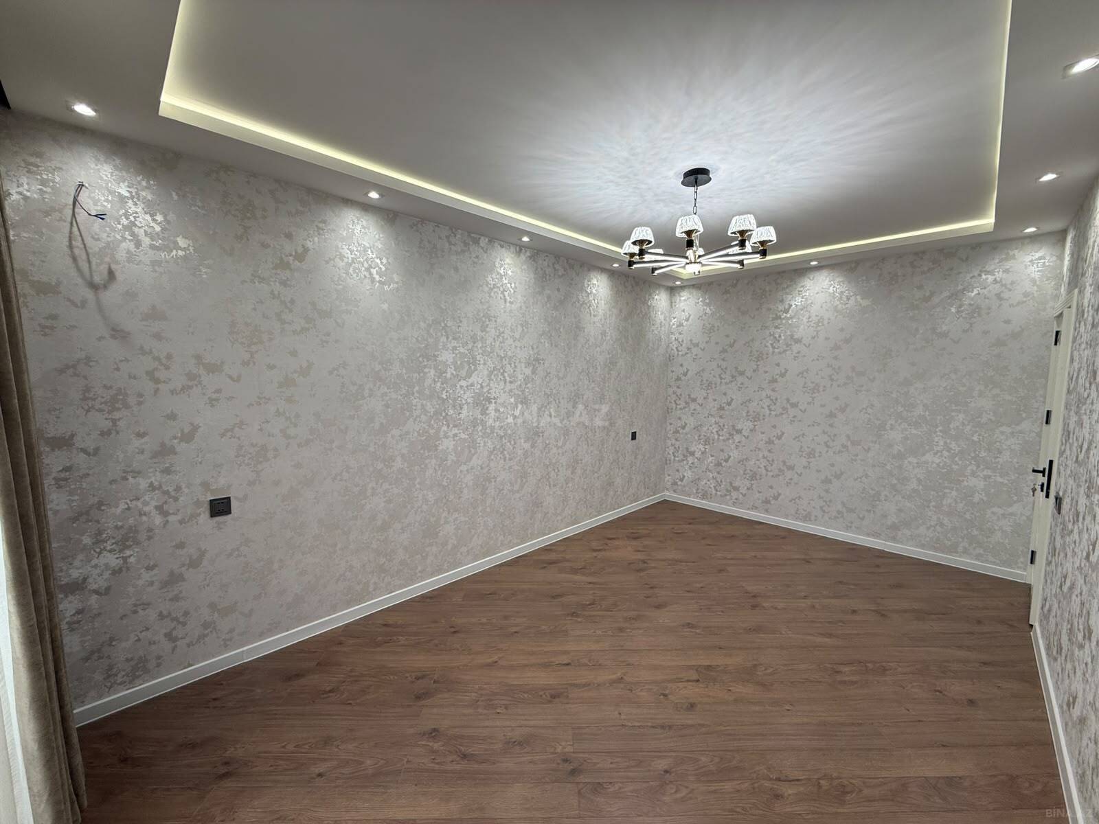 3 otaqlı Köhnə tikili, Koroğlu m., Bakı