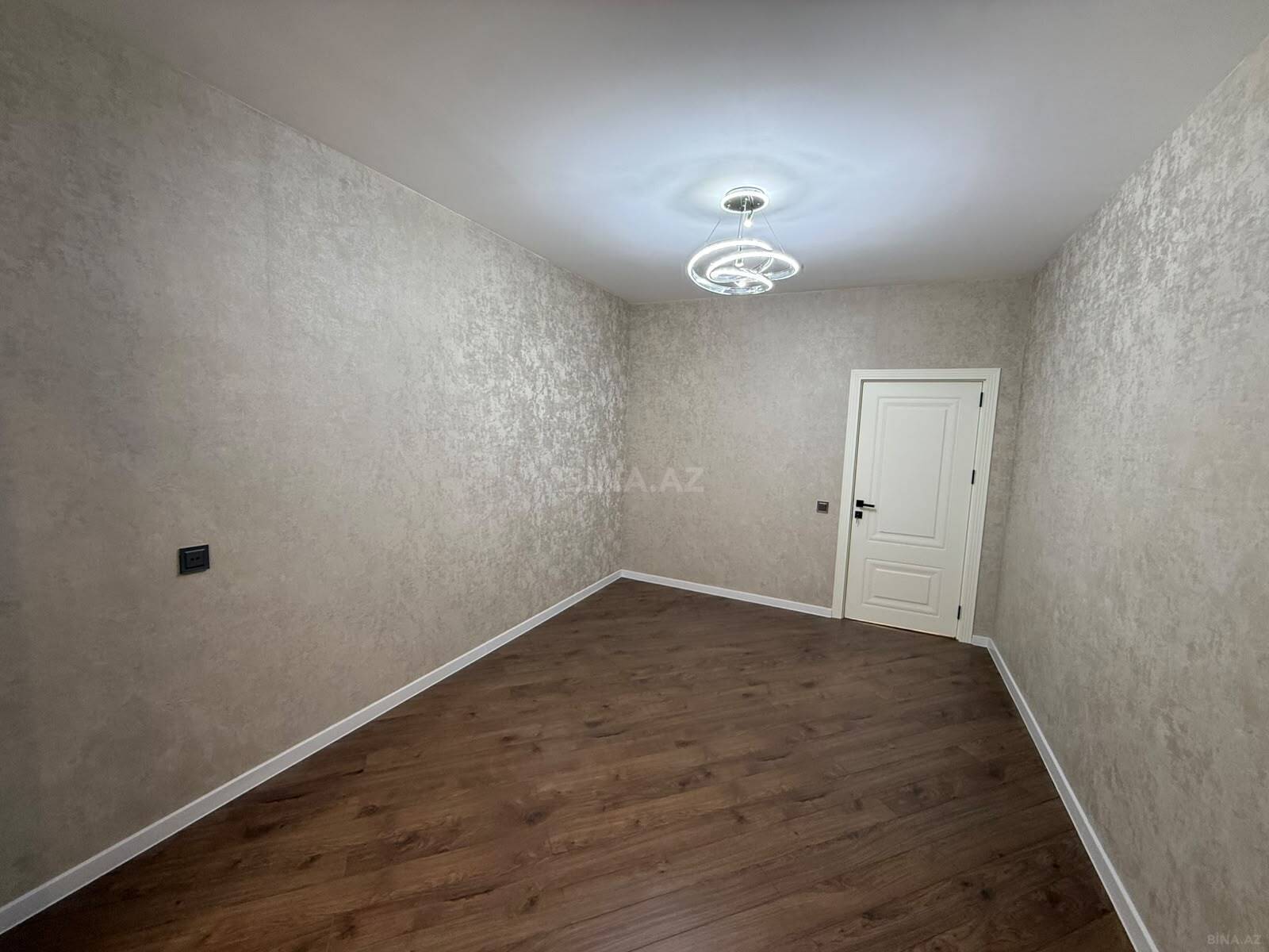 3 otaqlı Köhnə tikili, Koroğlu m., Bakı
