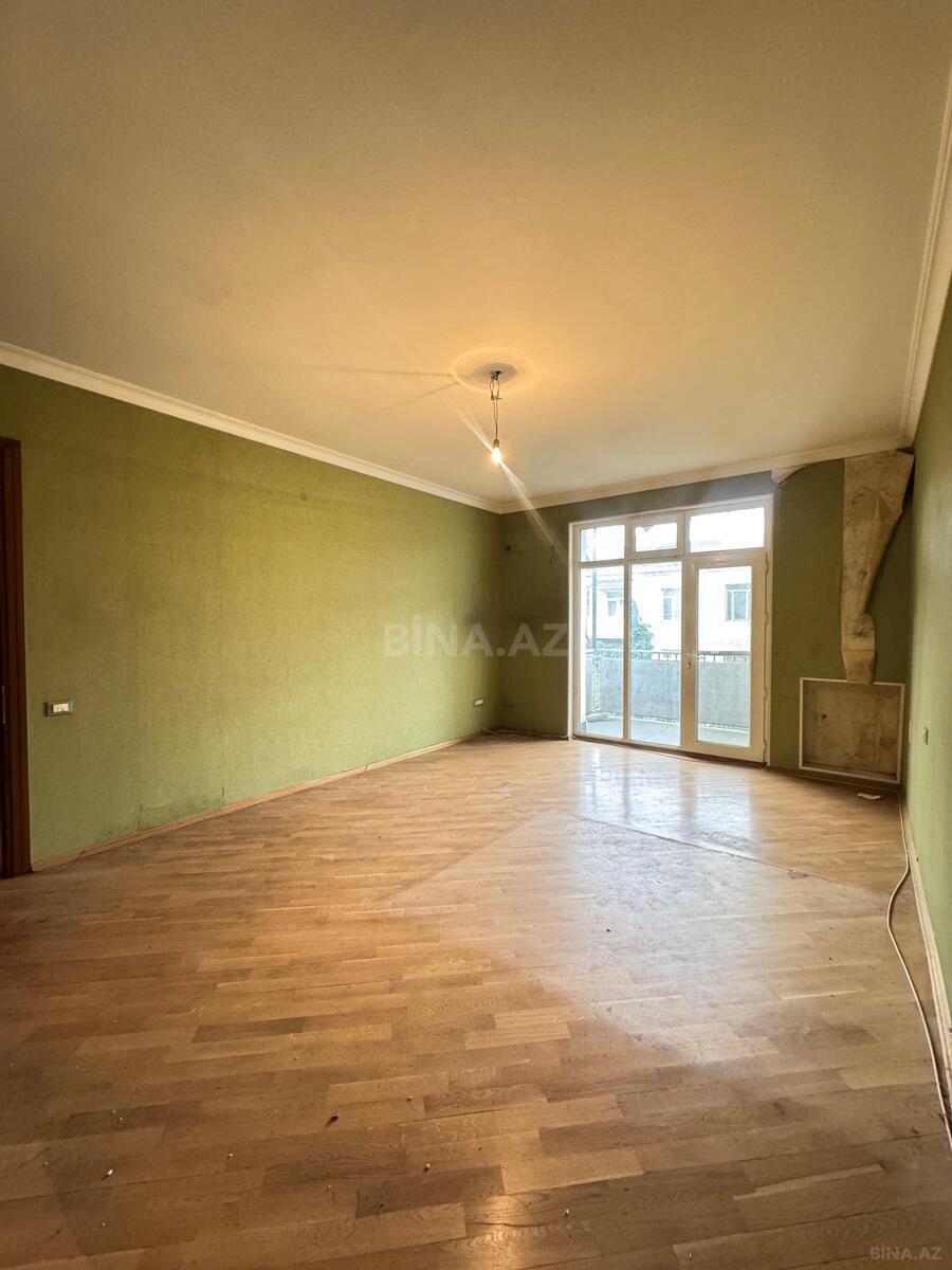 3 otaqlı Köhnə tikili, Elmlər Akademiyası m., Bakı