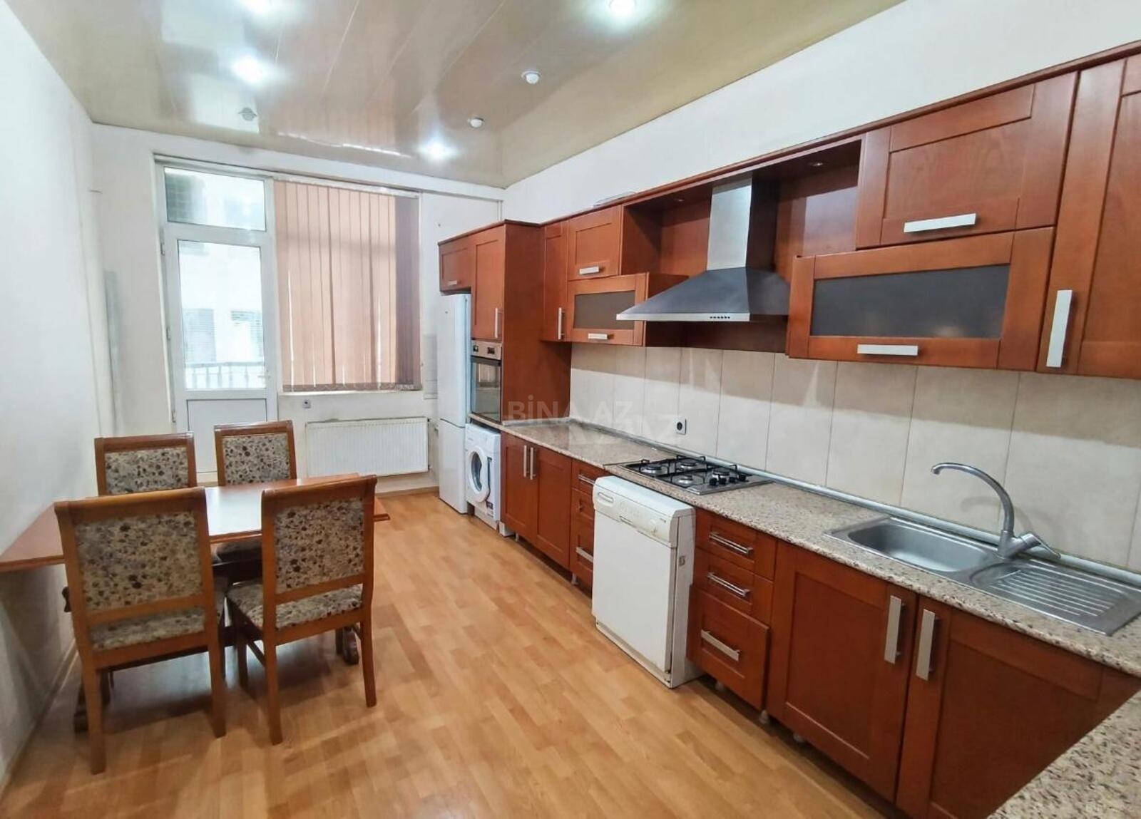 4 otaqlı Yeni tikili, Nizami m., Bakı